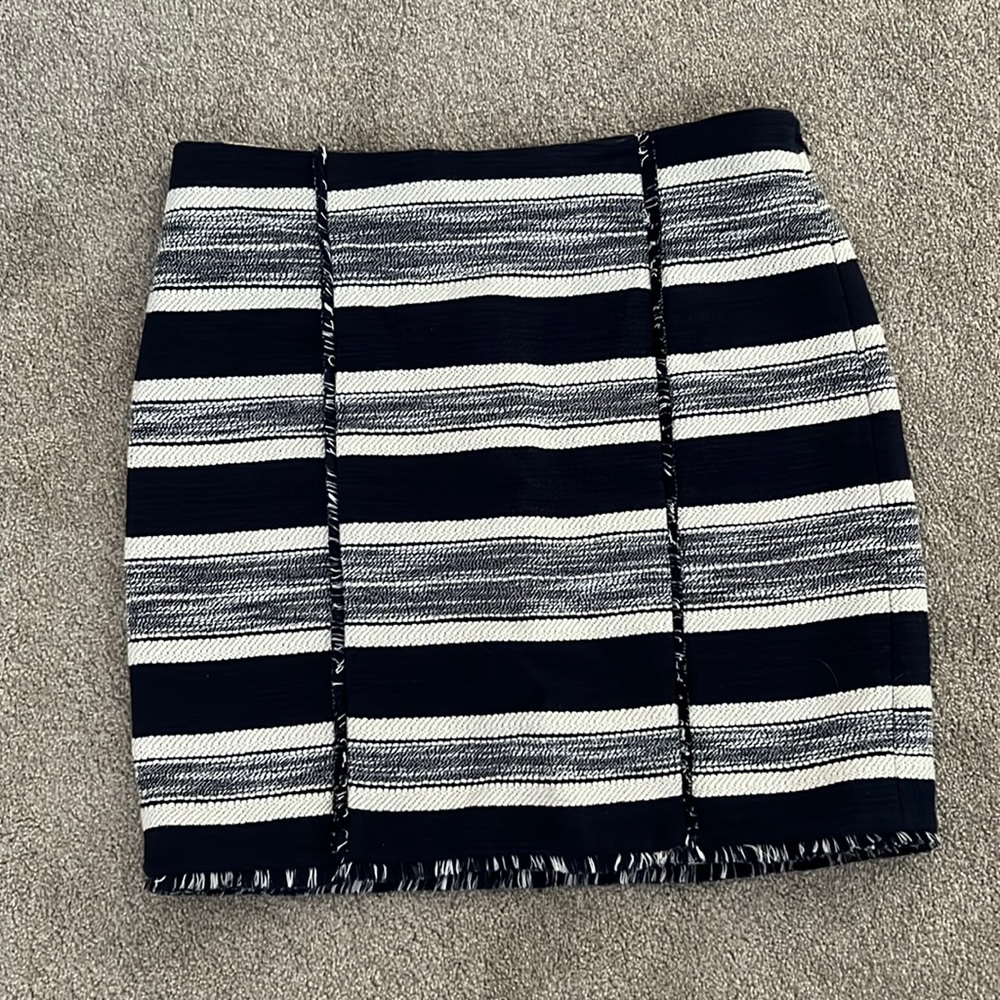 Banana Republic size 8 tweed skirt in navy and cream